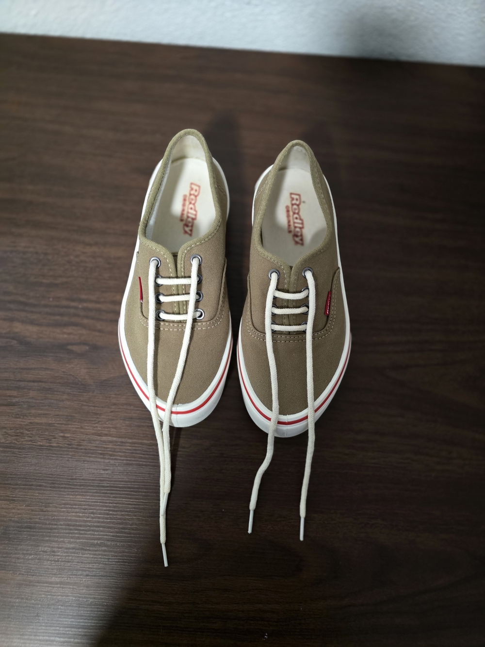 Redley Brand Men’s Low-Top Canvas Sneakers in Khaki with Red Trim Size 5